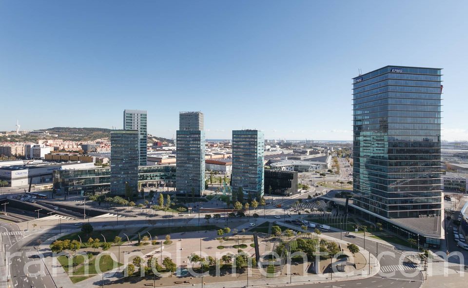 Vistas de los edificios de oficinas de Plaça d'Europa de Hospitalet con Montjuïc al fondo.