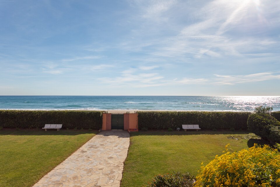 Vistas de la playa, mar y jardín en apartamento turístico de Gavà