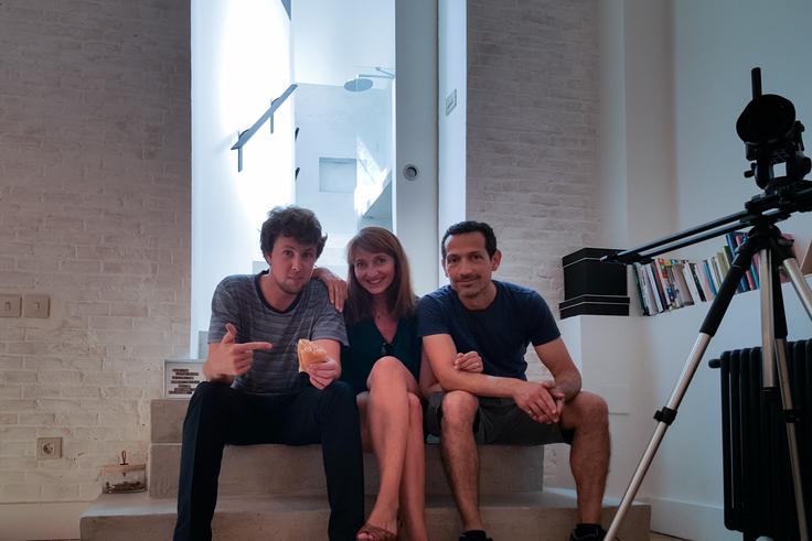 Dima, Jolanthe y Ramon durante la grabación de un vídeo para Sotheby's Barcelona.