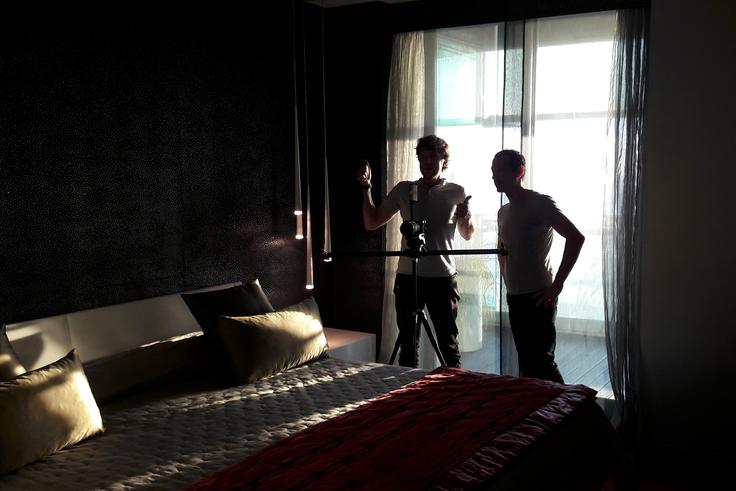 Dima y Ramon planificando la secuencia de planos del dormitorio durante la grabación de un vídeo para Sotheby's de un apartamento en el edificio Illa de Mar de Barcelona.