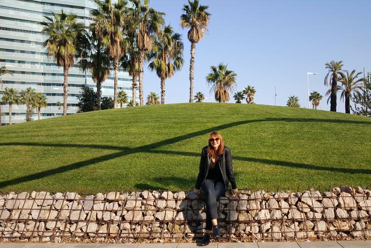 Jolanthe frente al edificio Illa de Mar de Barcelona.