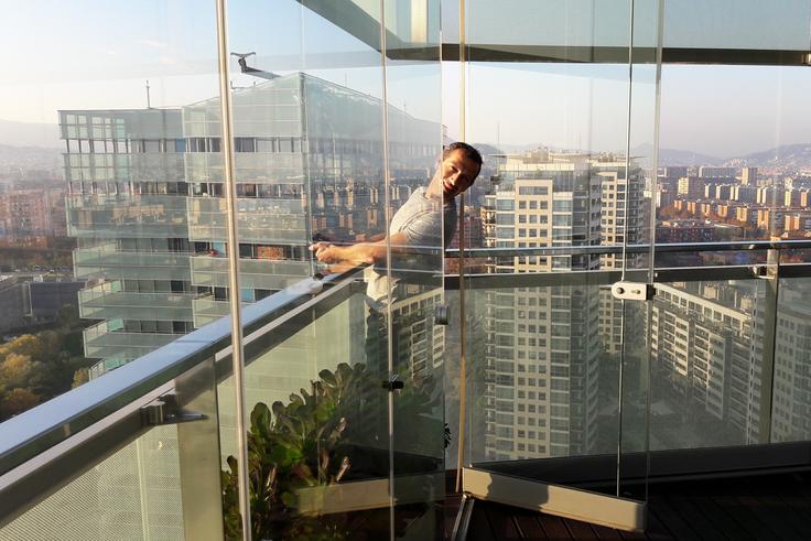 Ramon fotografiando las vistas desde un ático del edificio Illa de Mar de Barcelona para un reportaje para Sotheby's.