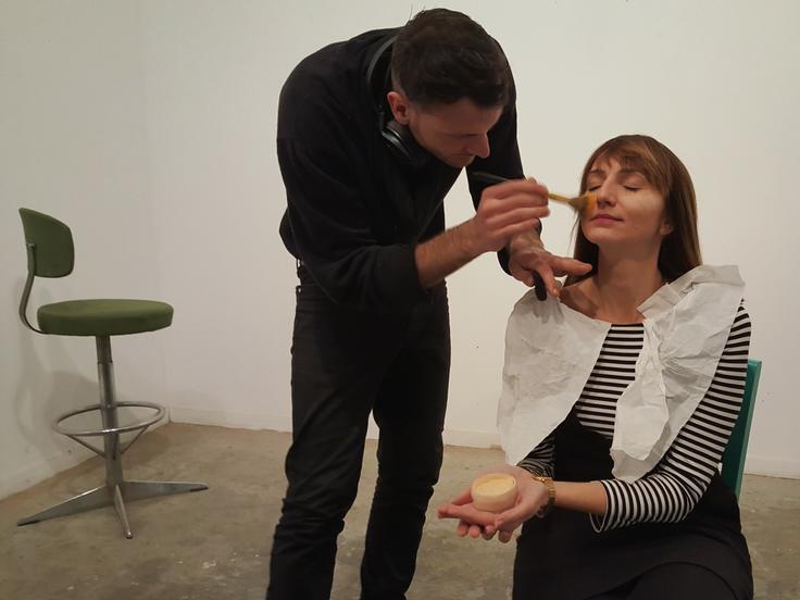 Iulian Paraschiv maquillando a Jolanthe durante la sesión de retrato.