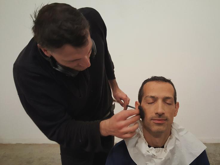 Iulian Paraschiv maquillando a Ramon durante la sesión de retrato.