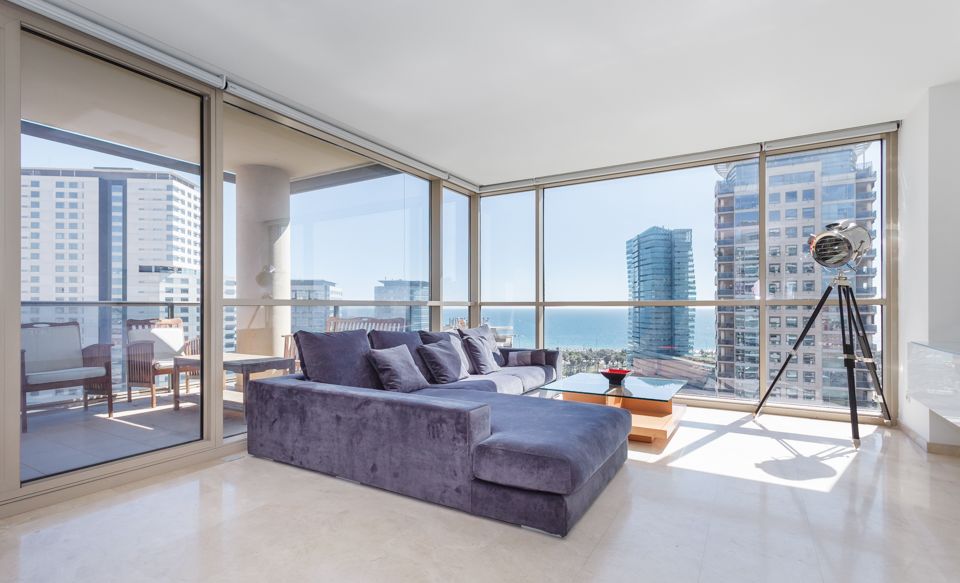 Salón de un apartamento con vistas al mar en el edificio Illa de Llac de Barcelona