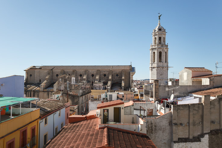 Vista de la Parroquia de Sant Antoni Abat rodeada de casas bajas en Vilanova i la Geltrú