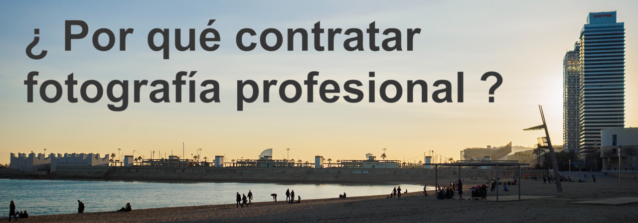 Fotografía de un atardecer a contraluz en la playa de Barcelona con el texto sobreimpreso ¿Por qué contratar fotografía profesional?