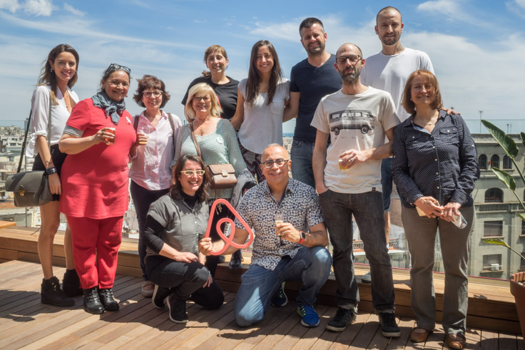 Algunos de los voluntarios reunidos posando en la terraza de las oficinas de Airbnb Barcelona