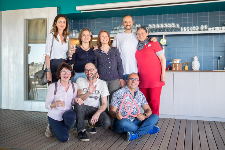 Algunos de los voluntarios en la cocina de las oficinas de Airbnb de Barcelona posando tras servirse unas bebidas