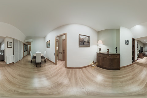 Portada de la galería 360 tour virtual. Fotografía panorámica de 360º de salón comedor con suelo de parquet y terraza.