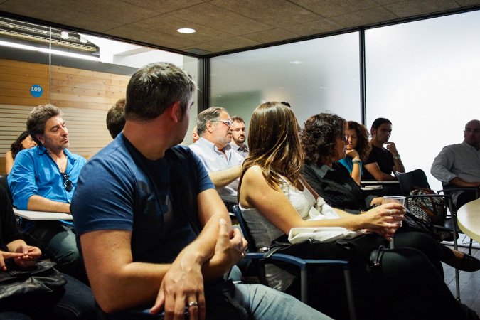 Uno, entre el grupo de los fotógrafos, expone una duda durante la reunión. (foto: ramon clemente)