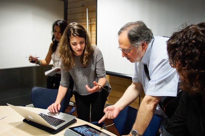 Talia Page, de Airbnb San Francisco, charlando con uno de los fotógrafos de Airbnb Barcelona.