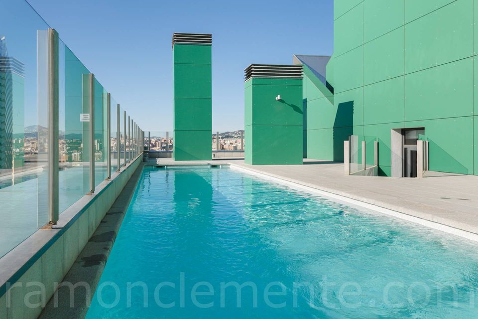 Piscina con vistas en terraza panorámica de un edificio de la Plaça d'Europa de Hospitalet, Barcelona.