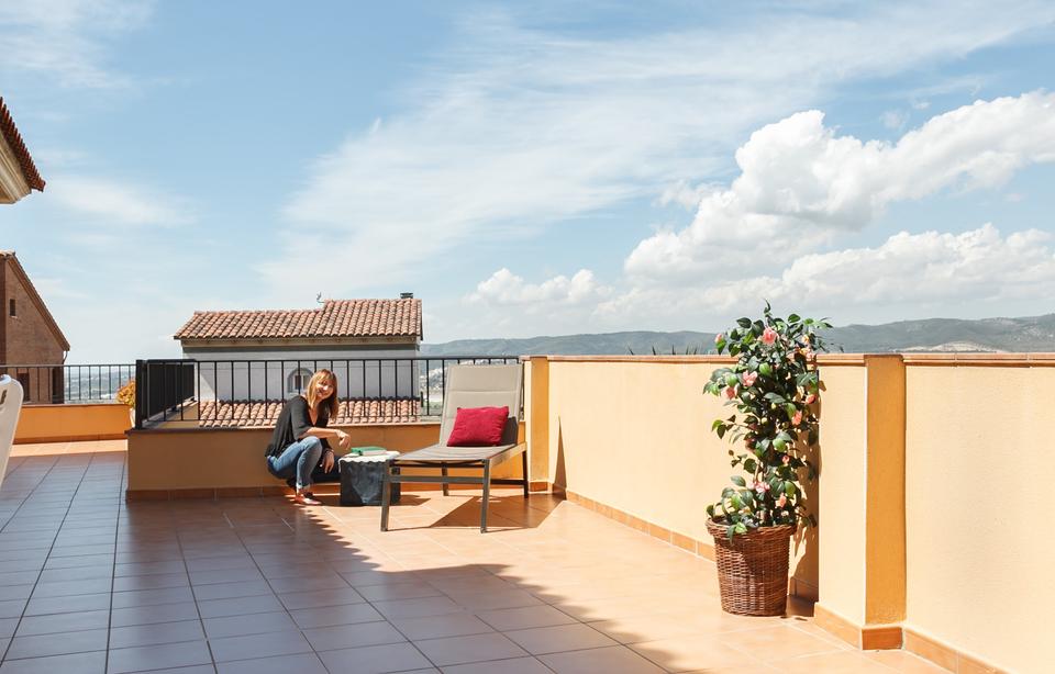 Jolanthe acabando de colocar unos detalles para la fotografía de una terraza en una casa del Vendrell