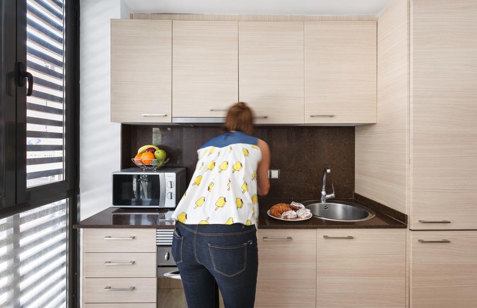 Jolanthe dando los últimos detalles de composición al attrezzo de la cocina de un apartamento de Mataró