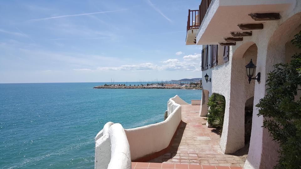 Vista del Port d'Aiguadolç desde la urbanización Punta Gaviota de Sitges.