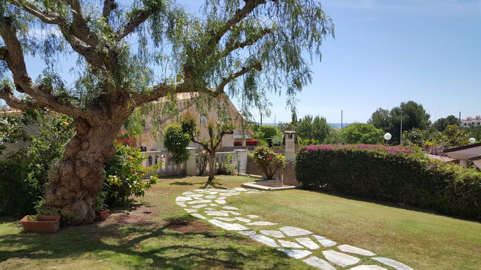 Jardín de una casa en la urbanización Quint Mar de Sitges.