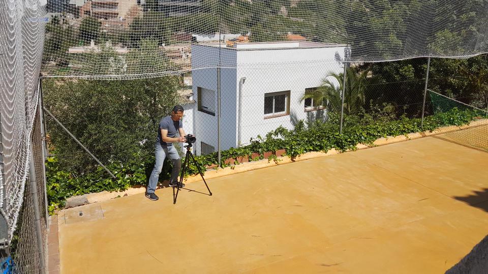 En una pista de tenis durante una sesión en una casa de Quinta Mar en Sitges.