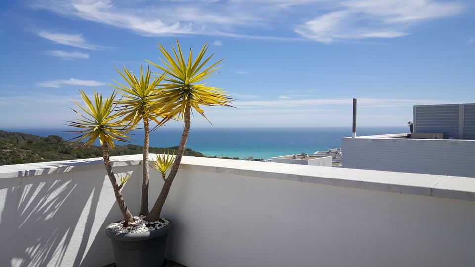 Vistas del mar desde la terraza de una casa en la urbanización Blaumar de Sant Pere de Ribes