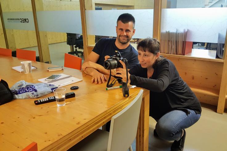 Guillem Murgui y Alicia Busquets durante el curso de fotografía para Airbnb Barcelona.