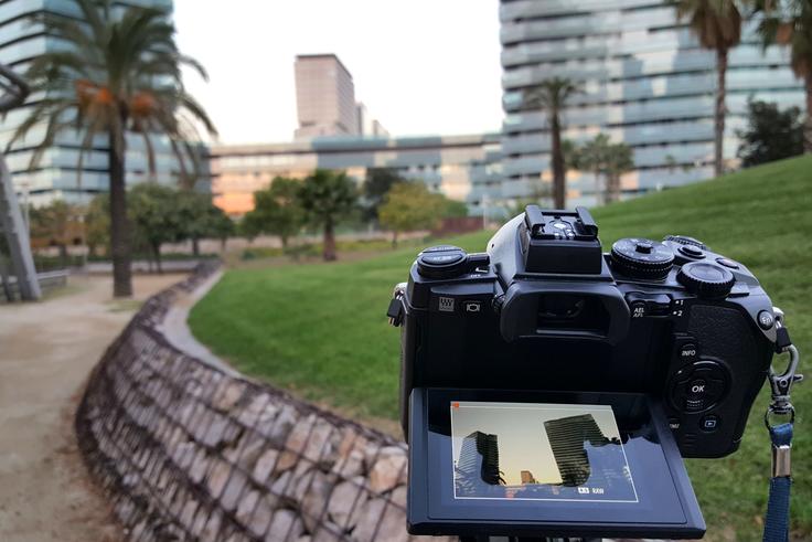 Olympus OM-D E-M1 realizando un timelapse del edificio Illa de Mar de Barcelona.