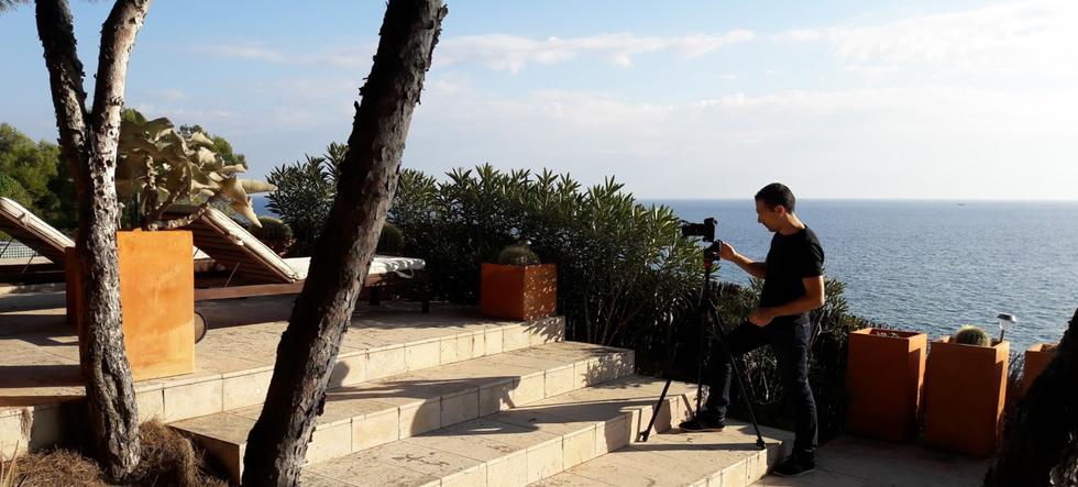 Ramon fotografiando durante un reportaje fotográfico de una casa en la costa de Tamarit.