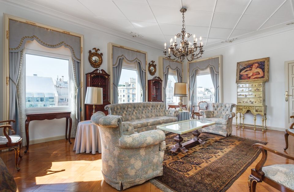 Salón de una apartamento de estilo clásico en el Passeig de Gràcia de Barcelona