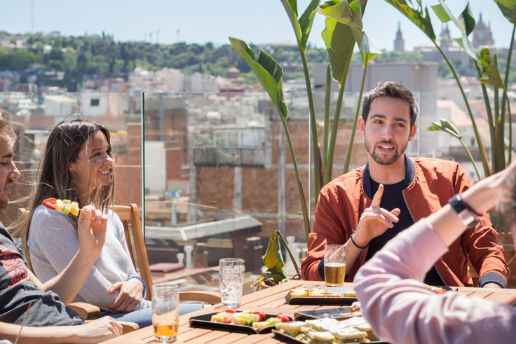 Los compañeros de Airbnb charlando sobre el voluntariado en la terraza de Airbnb