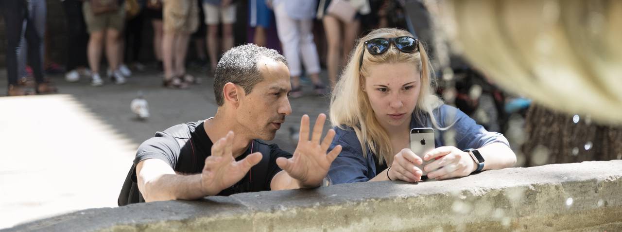 Explicando fotografía en Barcelona durante el taller de fotografía y revelado en blanco y negro.