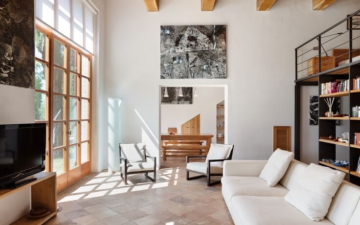 Portada de servicios de fotografía de arquitectura. Salón de duplex con cocina abierta en casa anexa a villa.